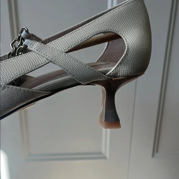 Louise et Cie Beige Heels with Metallic Chain - Picture 3 of 4